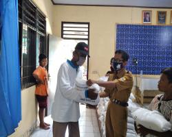 PEMBAGIAN BERAS DI KELURAHAN MUARA