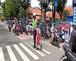Bantu Siswa Sebrangkan Jalan Kasat Lan