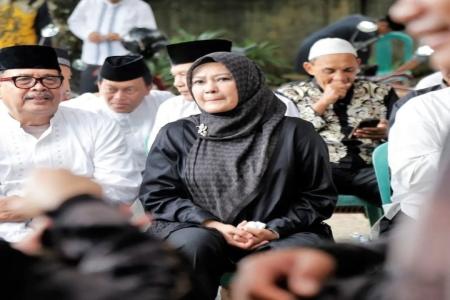 HADIRI PEMAKAMAN BUPATI PANDEGLANG