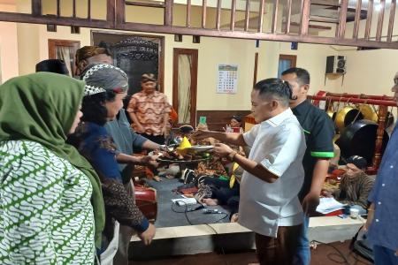 PELATIHAN KARAWITAN DAN PEDALANGAN