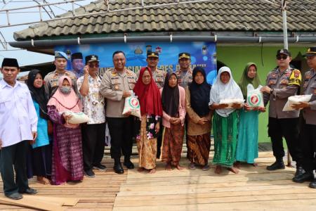 POLRES DEMAK SALURKAN RATUSAN SEMBAKO 