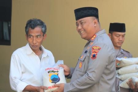 POLRES DEMAK BAGIKAN BERAS 2,4 TON