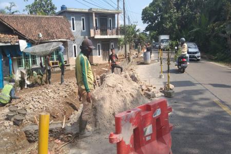 PENGERJAAN DRAINASE JALAN NASIONAL