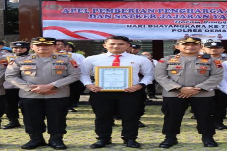 KAPOLRES DEMAK BERI PENGHARGAAN KEPADA