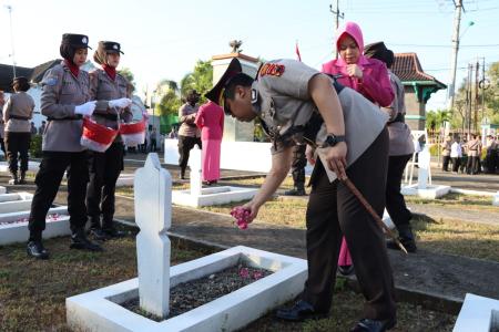 KAPOLRES DEMAK BERSAMA ANGGOTANYA 