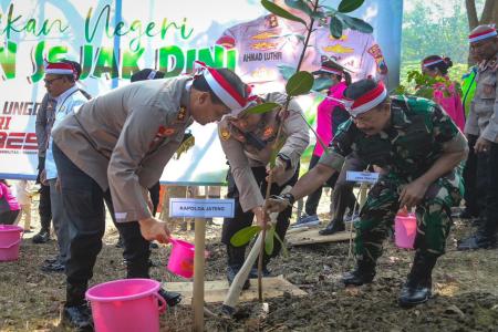 KAPOLDA JATENG TANAM POHON DIKAWAS