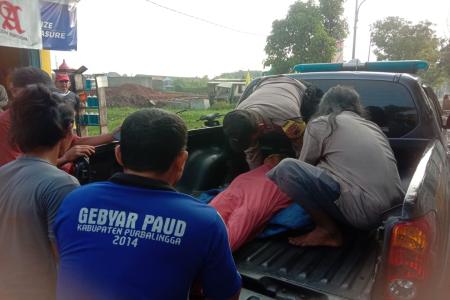 POLSEK PURBALINGGA EVAKUASI LANSIA