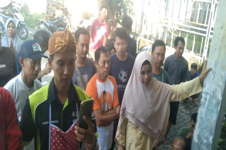 Puluhan pengunjung dan pedagang Kebera