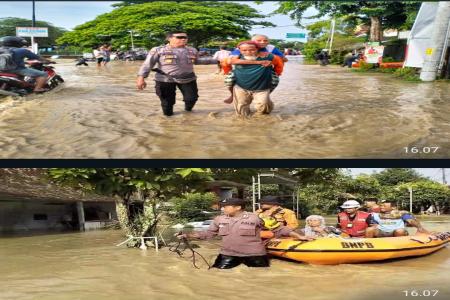 POLISI BANTU EVAKUASI KORBAN BANJI