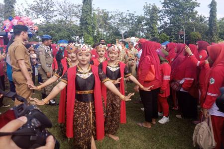 Siswa SMP Negeri 1 Padamara tampil dal