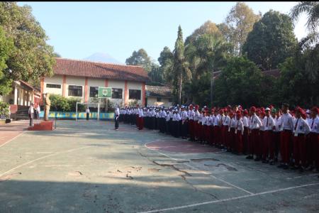 SISWA SISWI SMP NEGERI 1 KUTASARI MENG