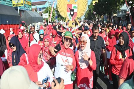 BUPATI TIWI MEMBAUR DENGAN PULUHAN