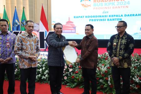 Kakanwil BPN Banten Serahkan Sertipika