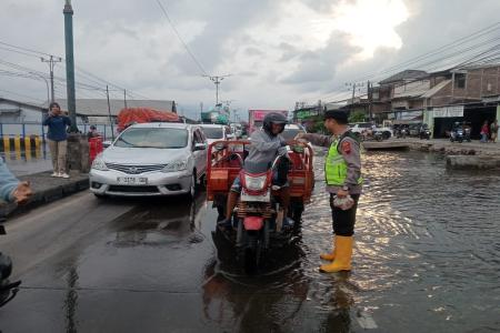 BANTU PENGGUNA JALAN TERDAMPAK ROB