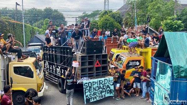 Aksi Demo Supir Truk Di Depan Pendopo Kabupaten Purbalingga
