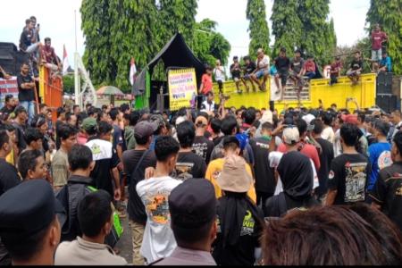 Ratusan Sopir Truk Protes Aturan Odol 
