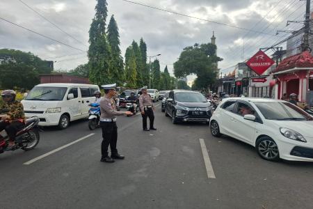 LAKUKAN PENGAWALAN POLRES JEMBER P