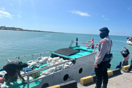 Kapal Pengangkut Beras Bulog Kandas di