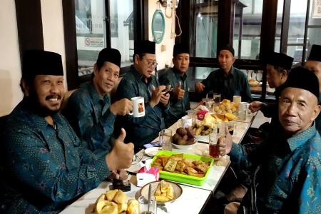 KOMUNITAS JAGONGAN: SARAPAN SAMBIL