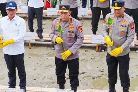 Tanam Mangrove di Kalbar Kapolri Jaga 