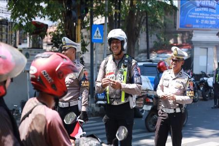 POLRES GRESIK BAGIKAN BENDERA DAN 
