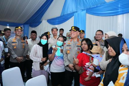 Wakapolri Sapa Warga Gunung Sindur dalam Bakti Sosial Sekolah Kemala T