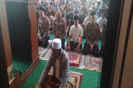 Polda Jatim Gelar Sholat Ghoib untuk Almarhum Driver Ojol Affan Kurnia