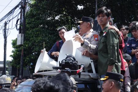 Kapolda Jatim Temui Massa Unras Aliansi BEM Nusantara di Depan Mapolda