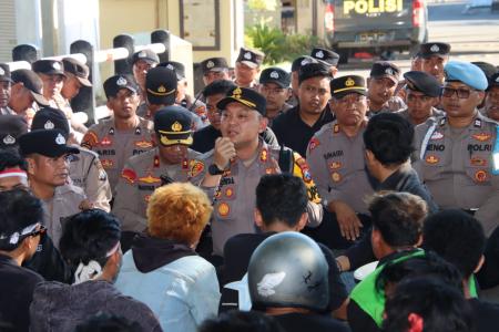 Kapolres Sumenep Turun Langsung Temui Massa Aksi Aliansi Masyarakat Su