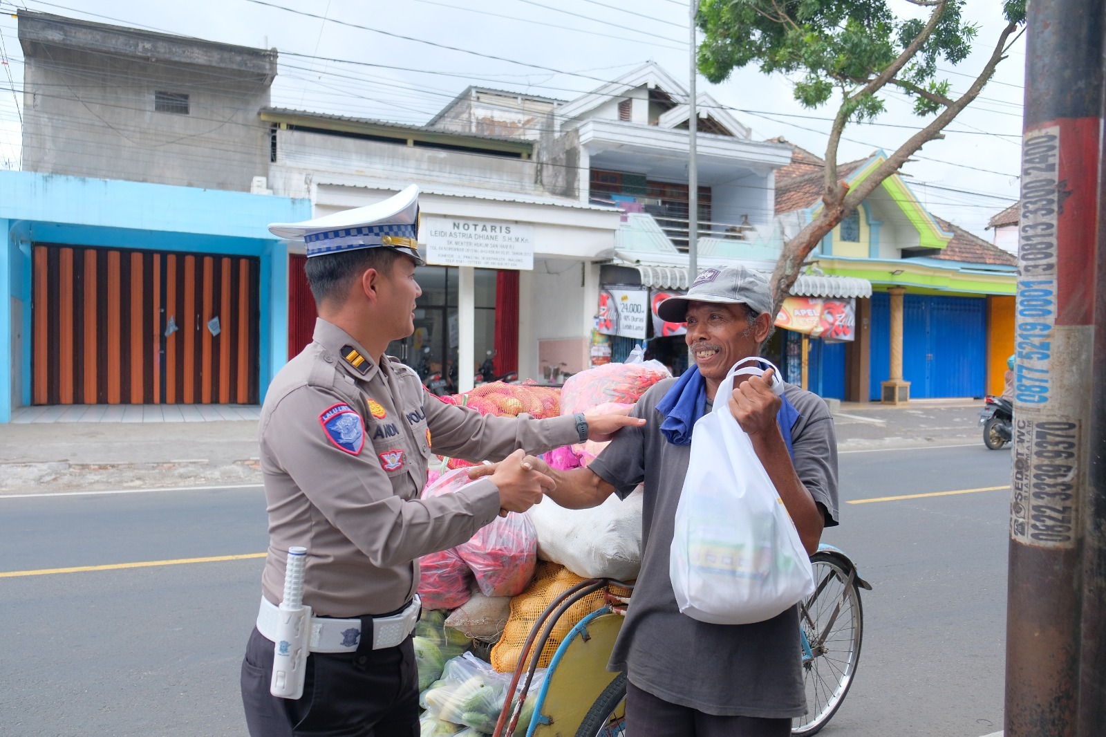 Polres Malang Berbagi Ratusan Paket Sembako Sambut Hari Lalu Lintas Bhayangkara ke-70