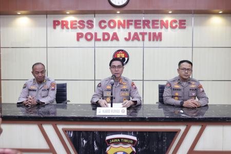 Puluhan Personel Polri Terluka Saat Amankan Aksi Anarkis di Jawa Timur