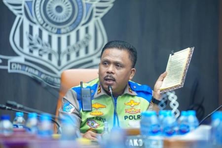 KORLANTAS HENTIKAN SEMENTARA PENGG