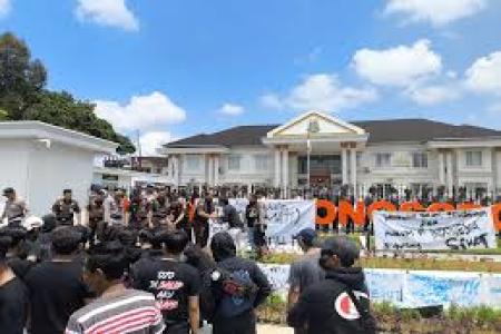 Ratusan Warga Jambusari Geruduk Kejari Wonosobo Desak Iwan Pembacok An