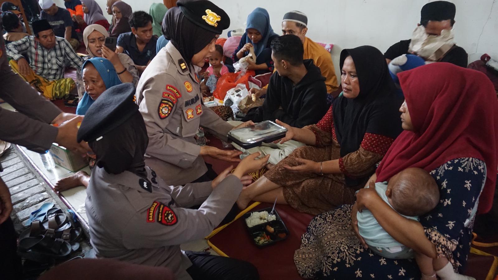 Polwan Polresta Sidoarjo Beri Pendampingan Keluarga Korban di Ponpes Al Khoziny