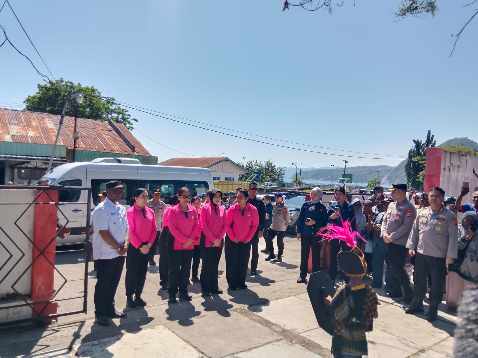 Ketua Umum Bhayangkari Salurkan 5.000 Paket Bansos, Gelar Bakti Kesehatan dan Religi di NTT