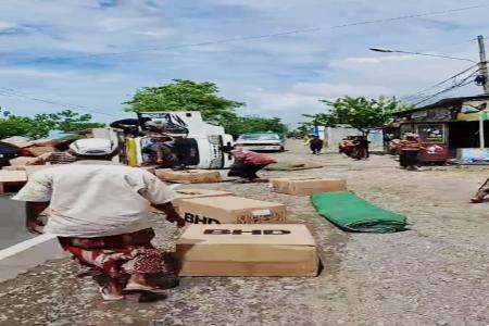 Truk Bermuatan Kardus dan Wadah Air Mi