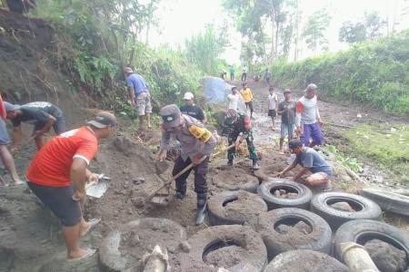 Babinsa Koramil 080815 Gandusari Dampingi Warga Bangun Jembatan Gantun